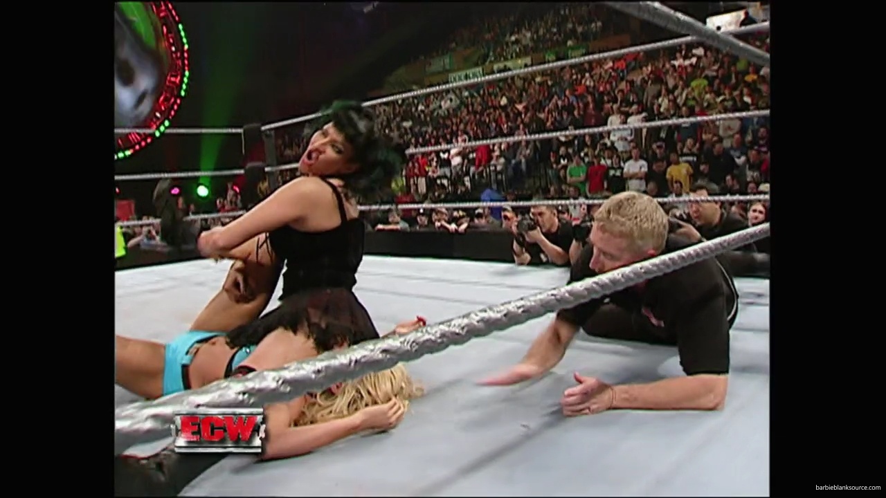 WWE_ECW_December_To_Dismember_2006_Ariel_Thorne_vs_Kelly_Knox_mp40636.jpg