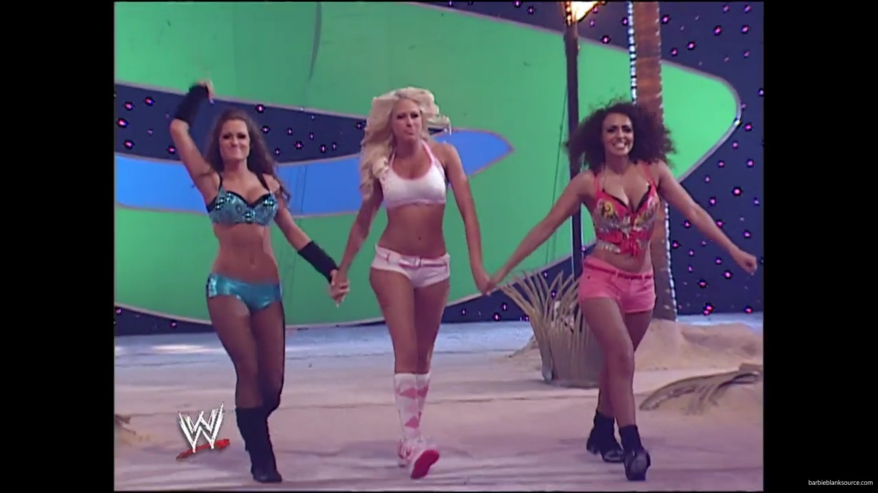 WWE_Summerslam_2007_Divas_Battle_Royal_mp40118.jpg