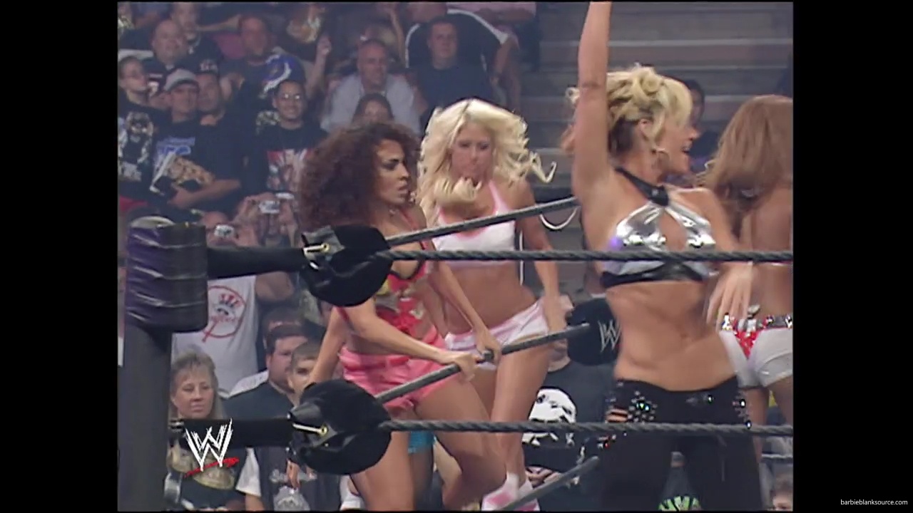WWE_Summerslam_2007_Divas_Battle_Royal_mp40131.jpg