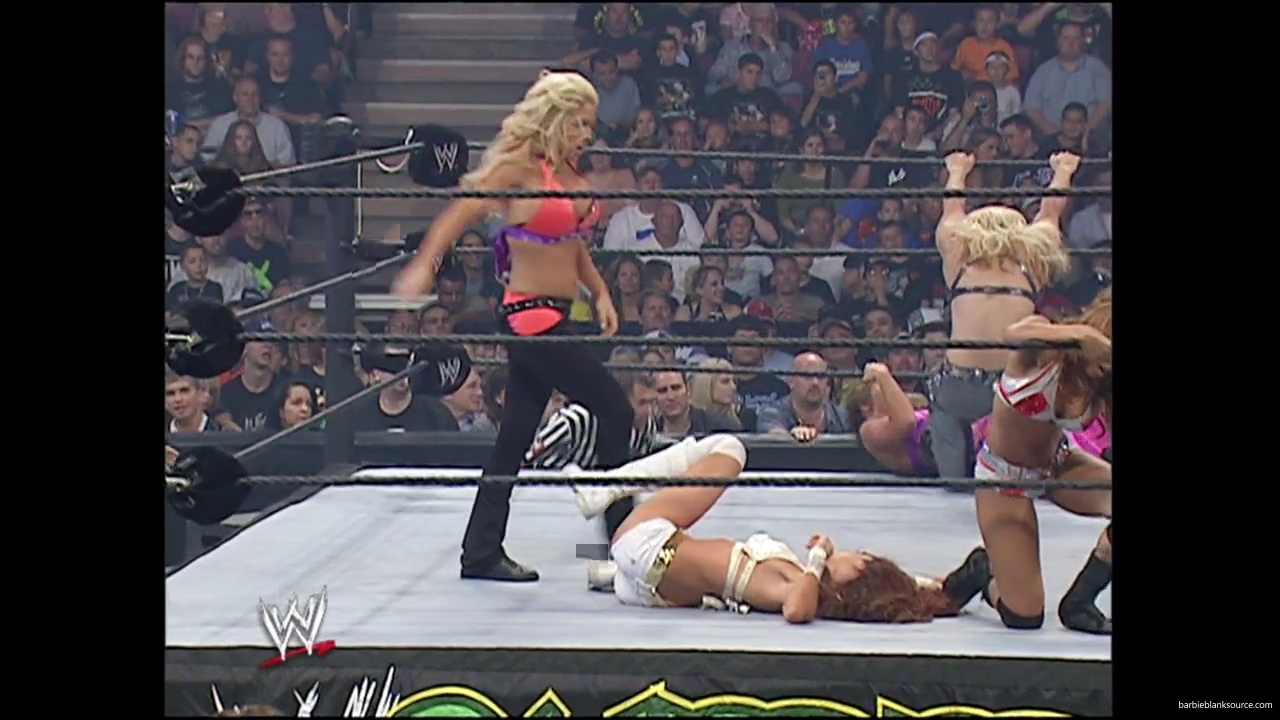 WWE_Summerslam_2007_Divas_Battle_Royal_mp40249.jpg