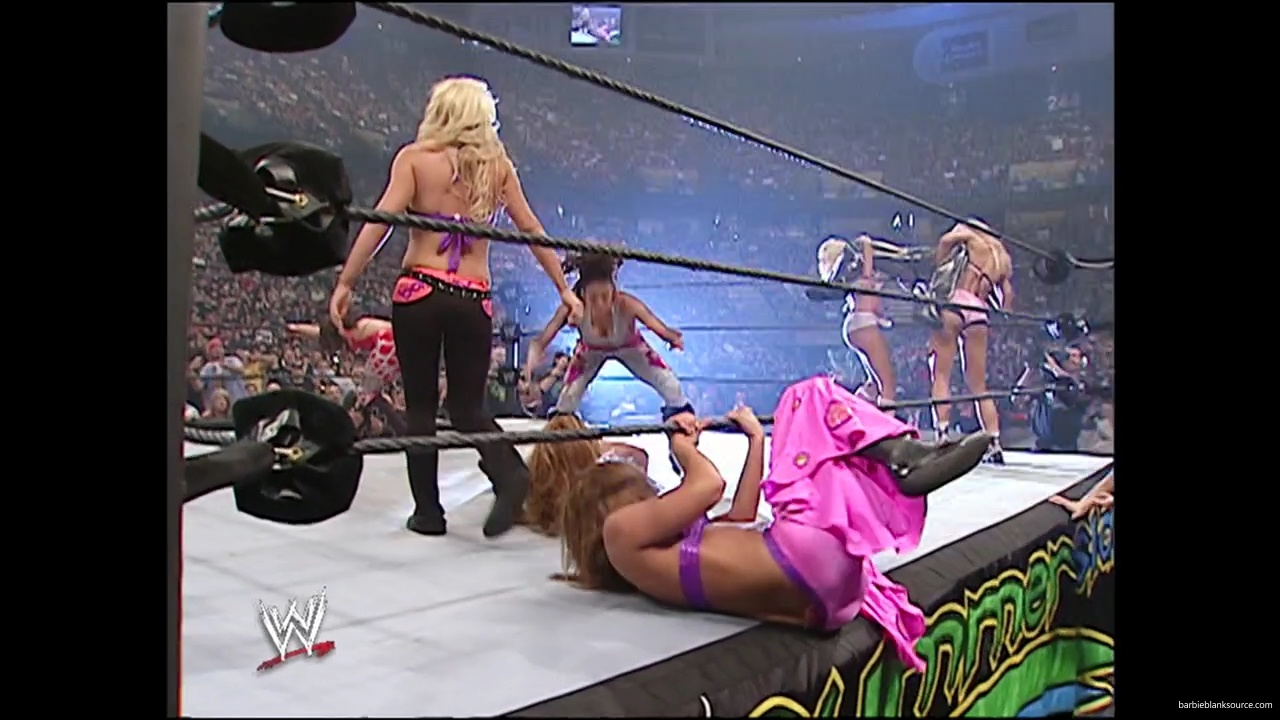 WWE_Summerslam_2007_Divas_Battle_Royal_mp40361.jpg