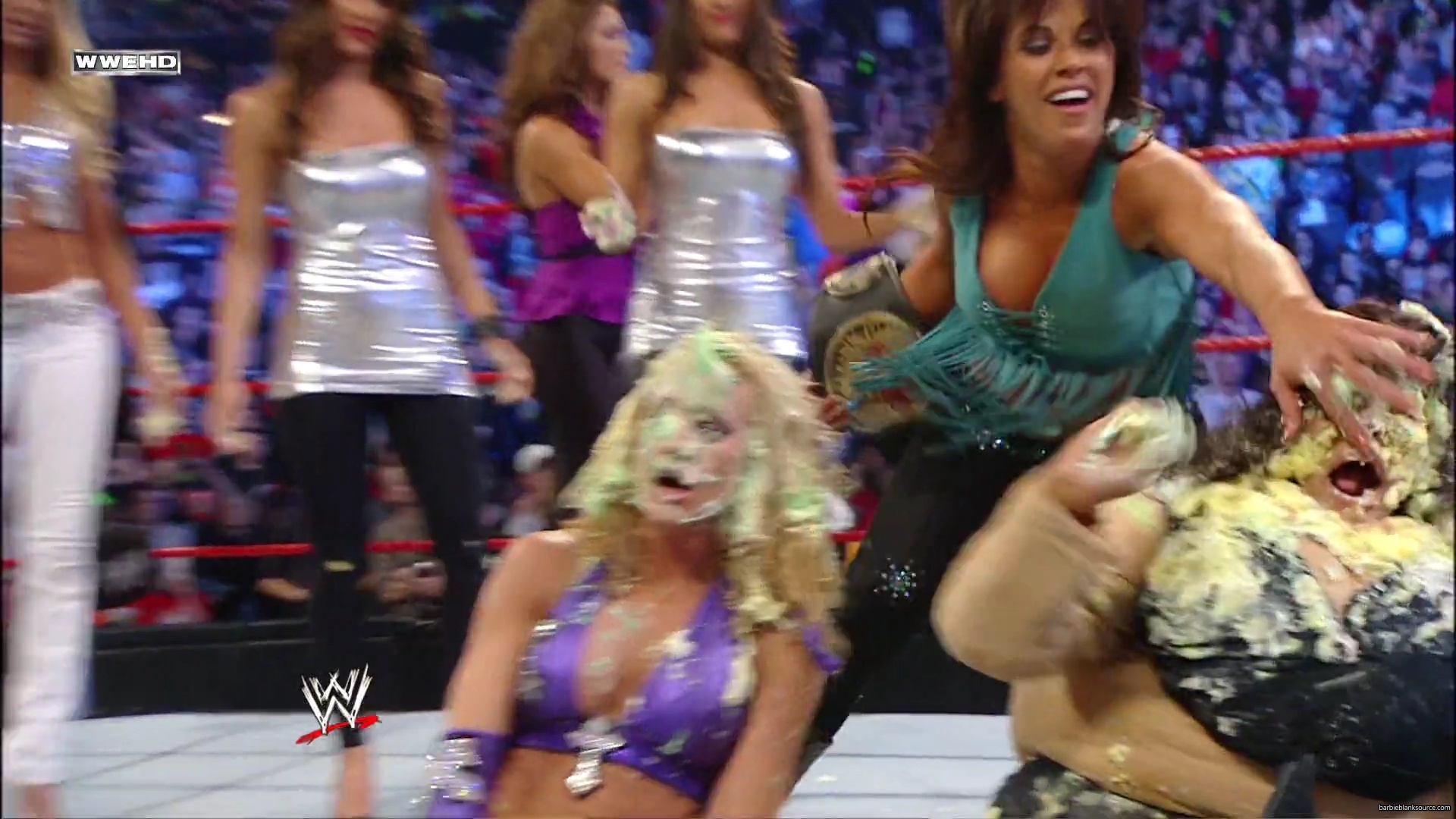 WWE_Royal_Rumble_2010_Michelle_vs_Mickie_mp40693.jpg