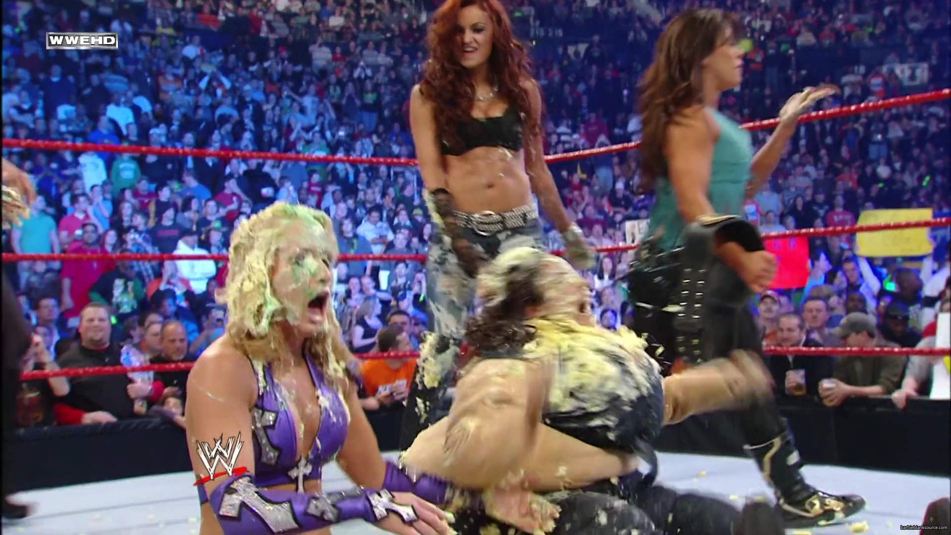 WWE_Royal_Rumble_2010_Michelle_vs_Mickie_mp40695.jpg