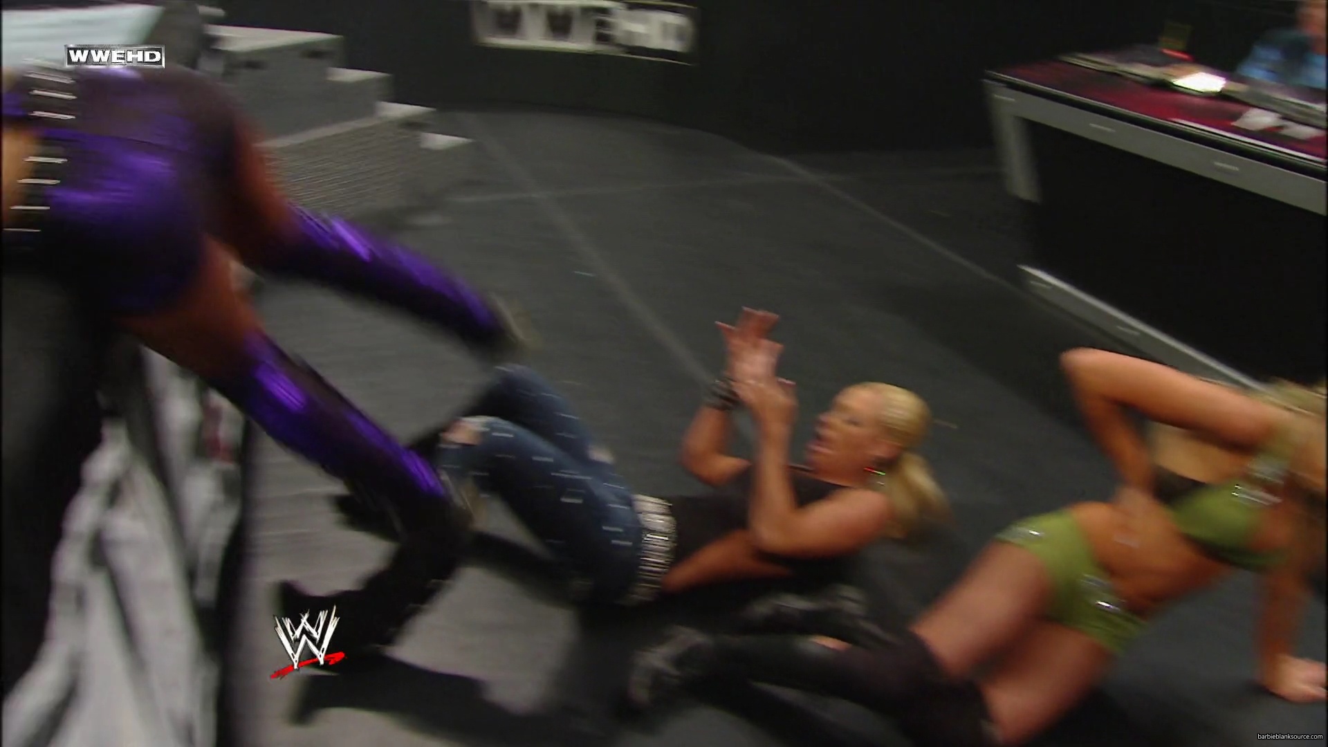 WWE_Money_In_The_Bank_2010_Kelly_vs_Layla_mp40453.jpg