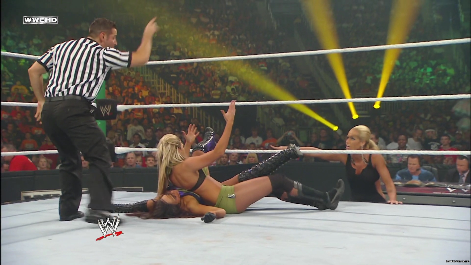 WWE_Money_In_The_Bank_2010_Kelly_vs_Layla_mp40532.jpg