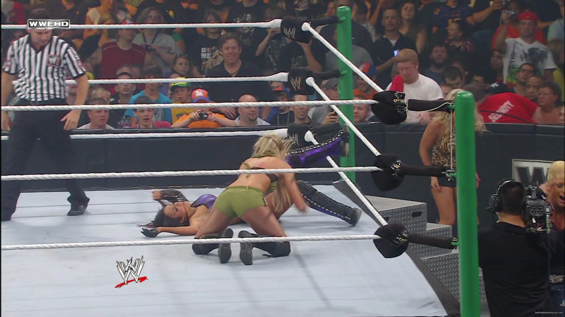 WWE_Money_In_The_Bank_2010_Kelly_vs_Layla_mp40536.jpg WWE_Money_In_The_Bank_2010_Kelly_vs_Layla_mp40536.jpg