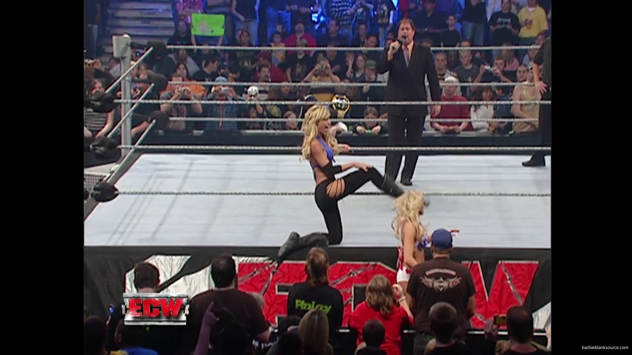 WWE_ECW_11_13_07_Kelly_Michelle_vs_Layla_Melina_mp41126.jpg