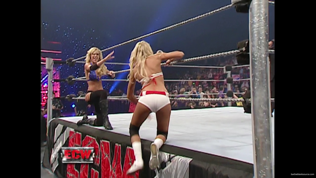 WWE_ECW_11_13_07_Kelly_Michelle_vs_Layla_Melina_mp41127.jpg