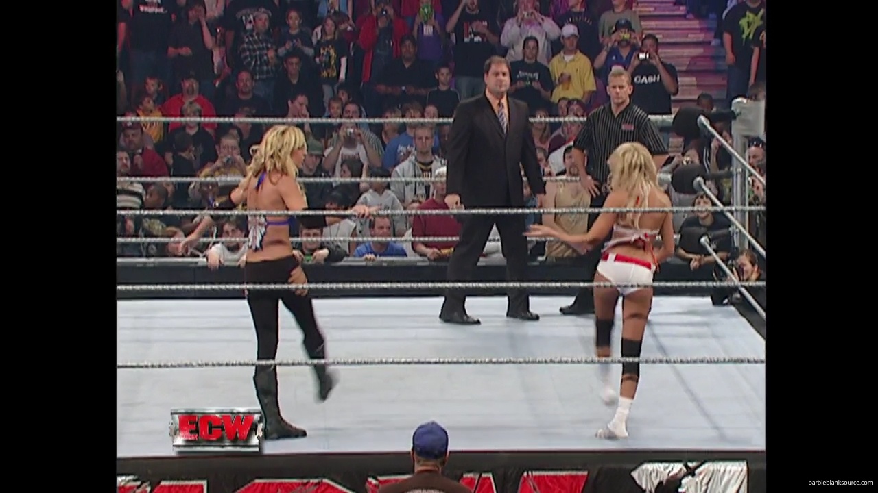 WWE_ECW_11_13_07_Kelly_Michelle_vs_Layla_Melina_mp41131.jpg