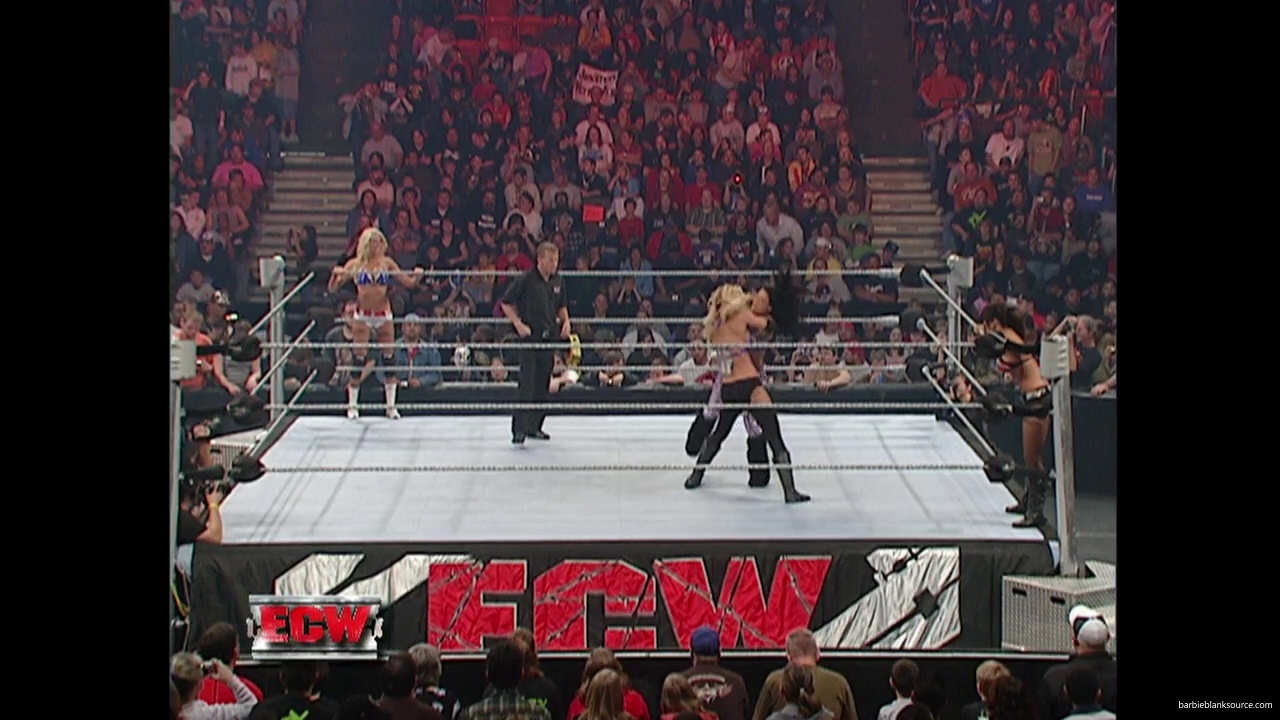WWE_ECW_11_13_07_Kelly_Michelle_vs_Layla_Melina_mp41217.jpg