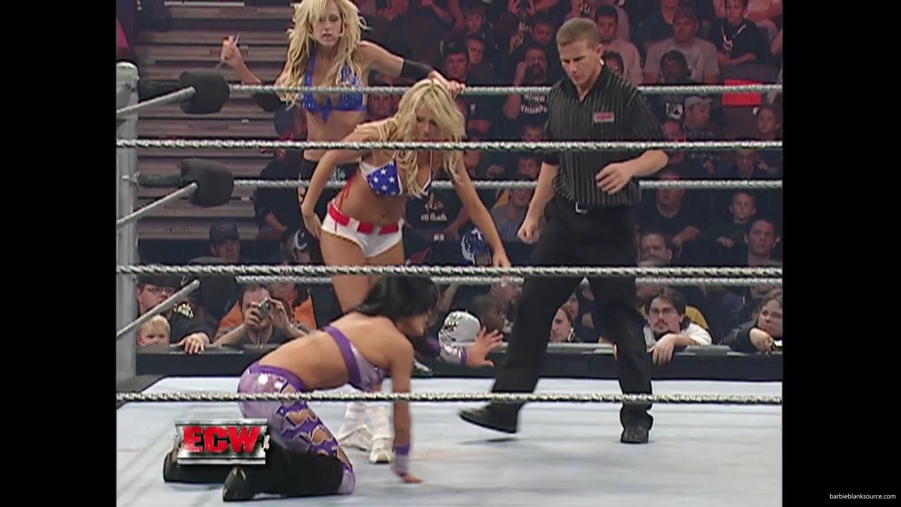 WWE_ECW_11_13_07_Kelly_Michelle_vs_Layla_Melina_mp41274.jpg