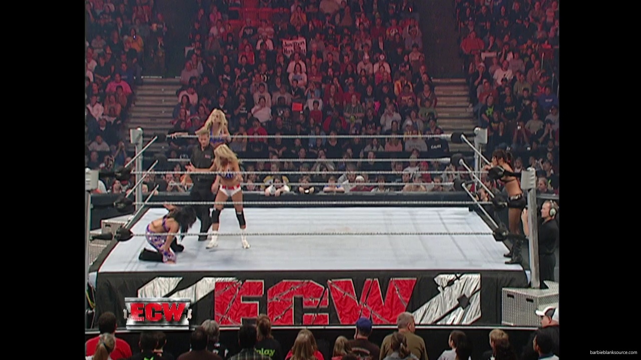 WWE_ECW_11_13_07_Kelly_Michelle_vs_Layla_Melina_mp41275.jpg