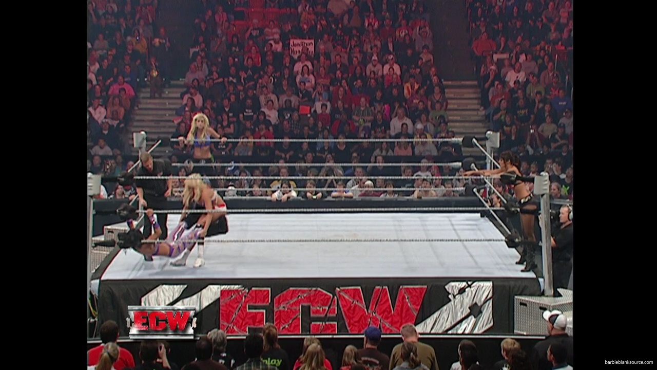WWE_ECW_11_13_07_Kelly_Michelle_vs_Layla_Melina_mp41278.jpg