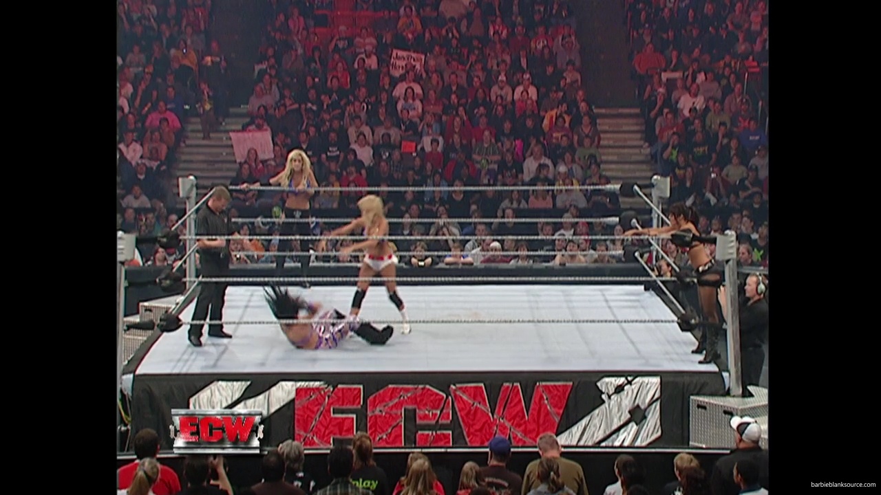 WWE_ECW_11_13_07_Kelly_Michelle_vs_Layla_Melina_mp41279.jpg