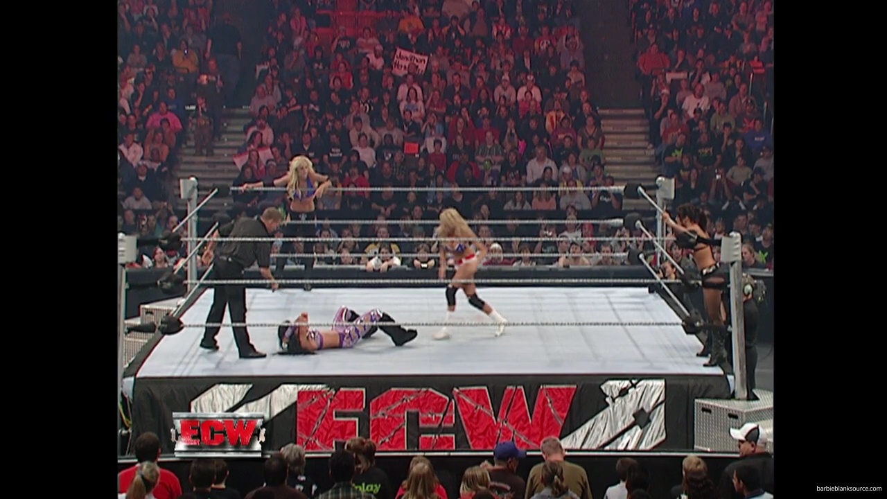 WWE_ECW_11_13_07_Kelly_Michelle_vs_Layla_Melina_mp41281.jpg
