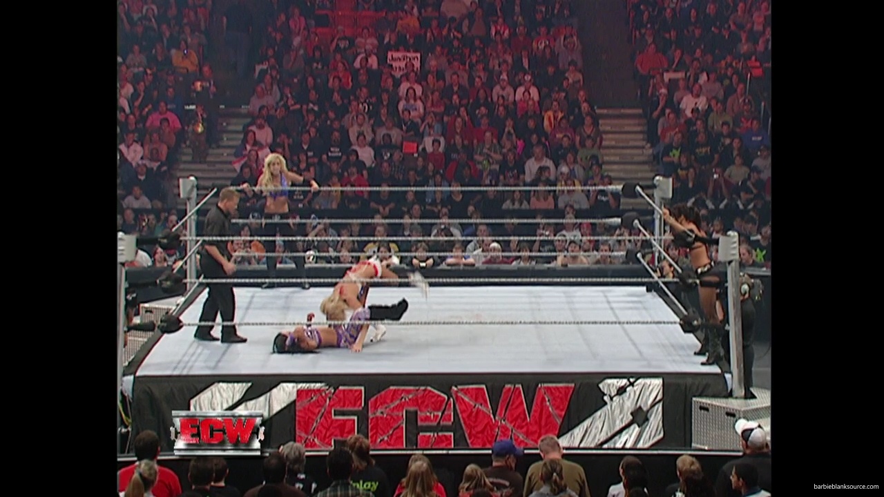 WWE_ECW_11_13_07_Kelly_Michelle_vs_Layla_Melina_mp41282.jpg