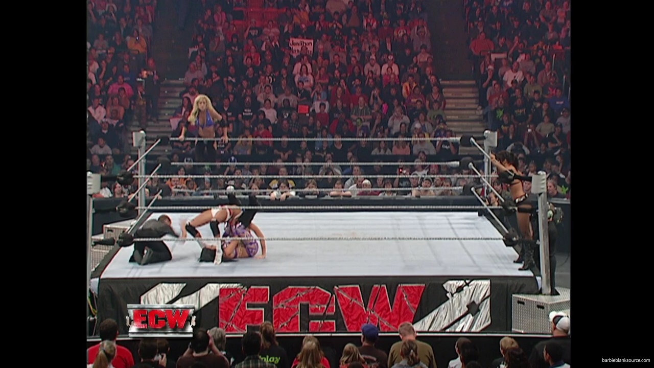 WWE_ECW_11_13_07_Kelly_Michelle_vs_Layla_Melina_mp41284.jpg