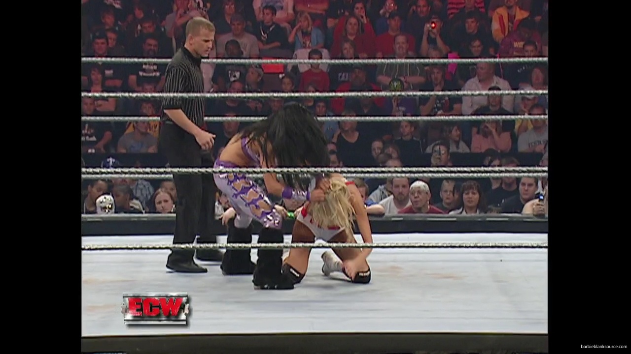WWE_ECW_11_13_07_Kelly_Michelle_vs_Layla_Melina_mp41293.jpg