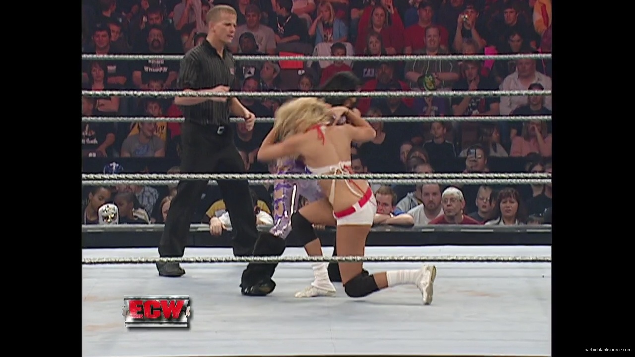 WWE_ECW_11_13_07_Kelly_Michelle_vs_Layla_Melina_mp41294.jpg