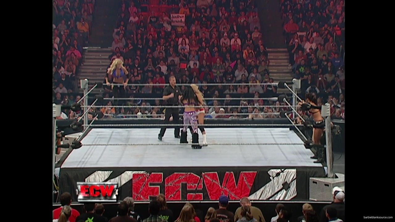WWE_ECW_11_13_07_Kelly_Michelle_vs_Layla_Melina_mp41300.jpg