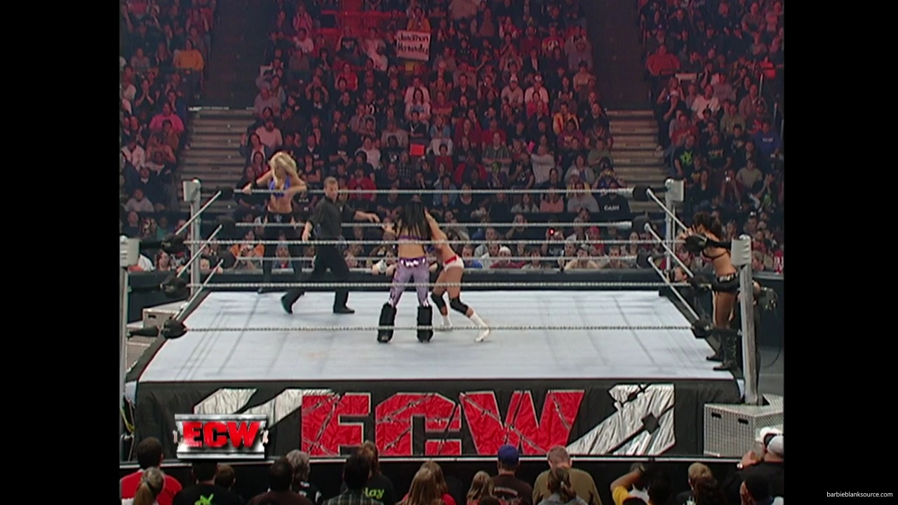 WWE_ECW_11_13_07_Kelly_Michelle_vs_Layla_Melina_mp41304.jpg