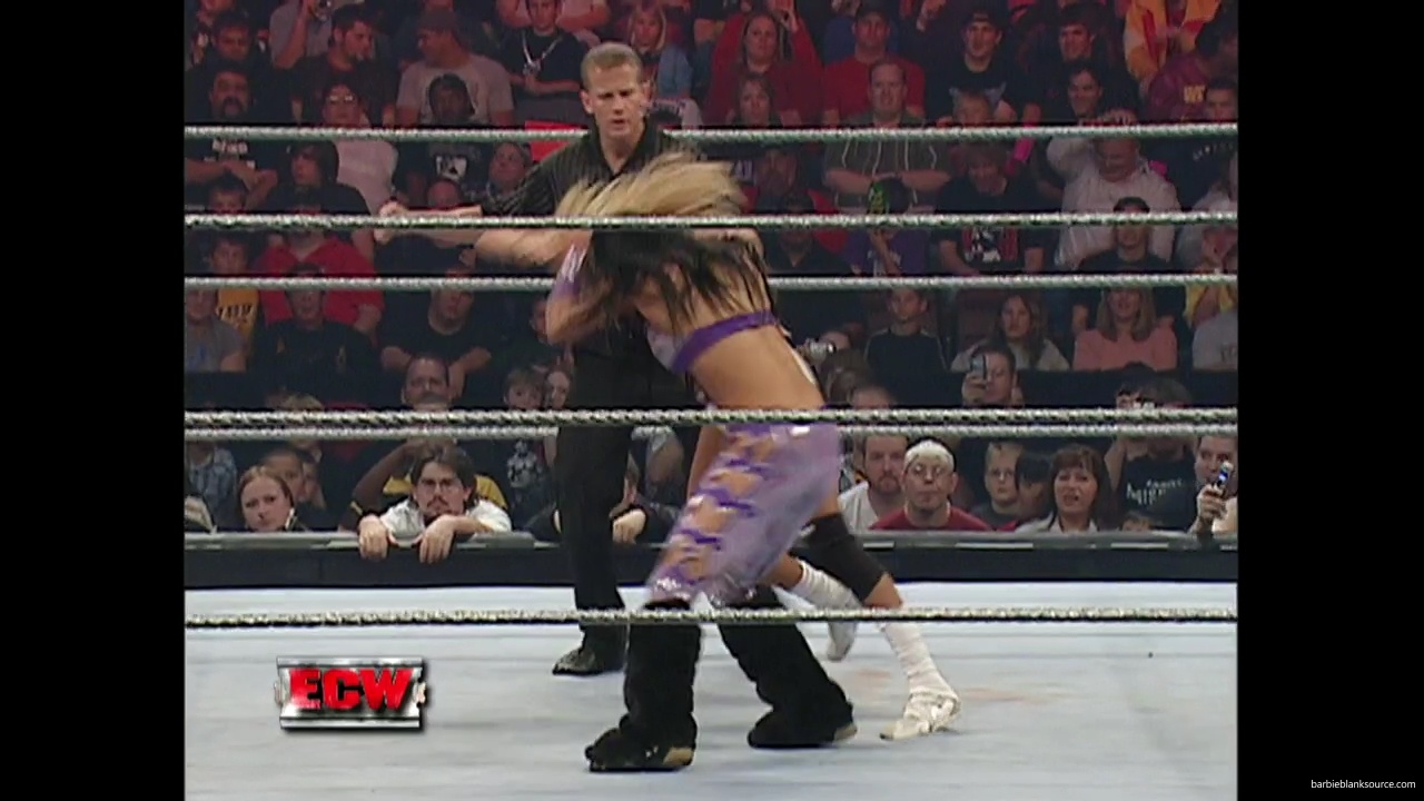WWE_ECW_11_13_07_Kelly_Michelle_vs_Layla_Melina_mp41305.jpg