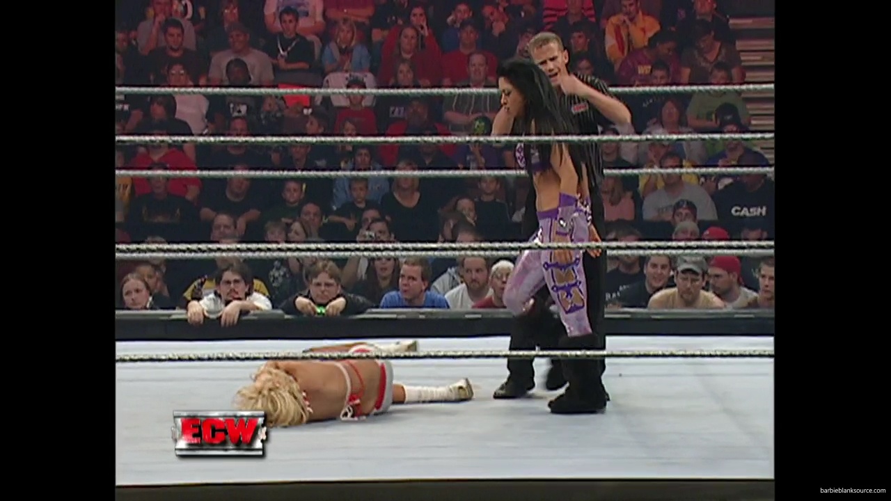 WWE_ECW_11_13_07_Kelly_Michelle_vs_Layla_Melina_mp41307.jpg