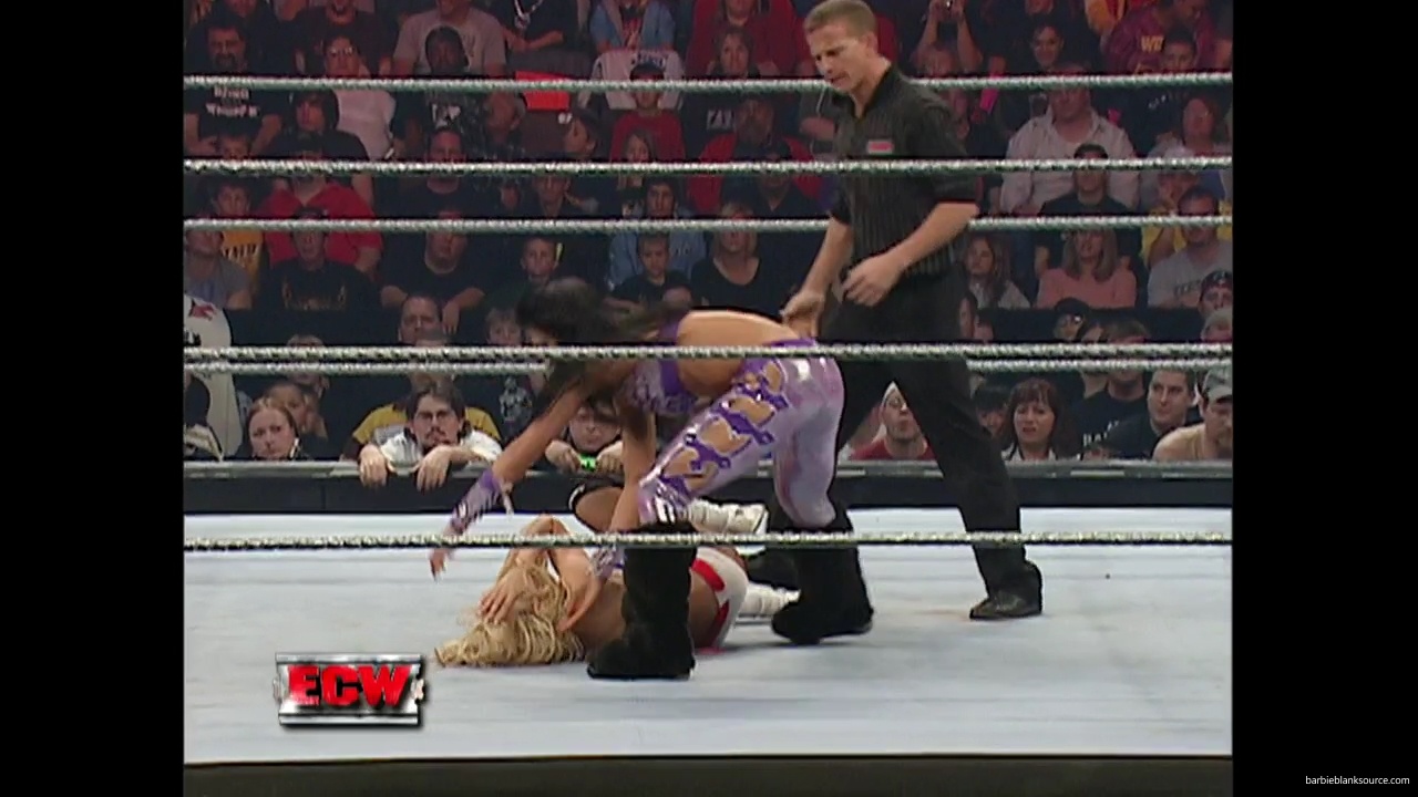 WWE_ECW_11_13_07_Kelly_Michelle_vs_Layla_Melina_mp41308.jpg