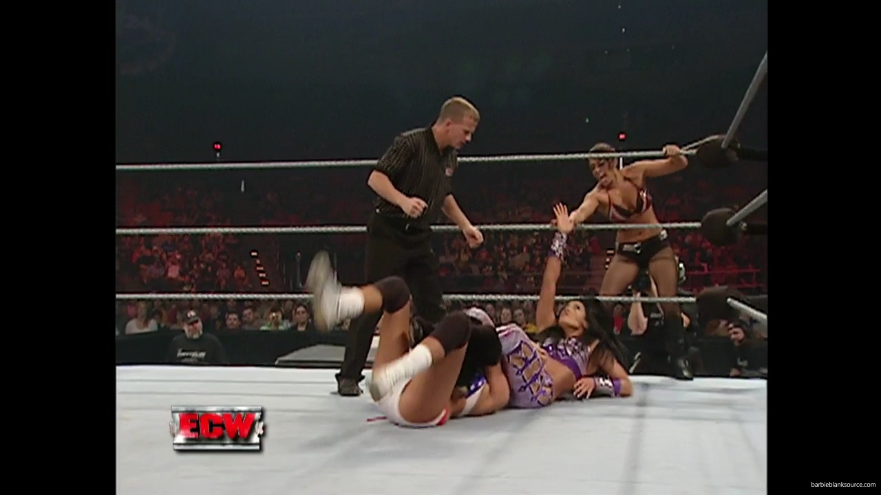 WWE_ECW_11_13_07_Kelly_Michelle_vs_Layla_Melina_mp41312.jpg