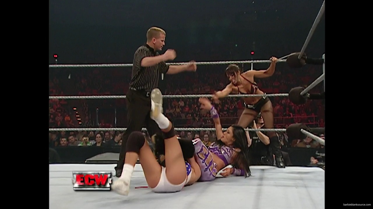 WWE_ECW_11_13_07_Kelly_Michelle_vs_Layla_Melina_mp41313.jpg