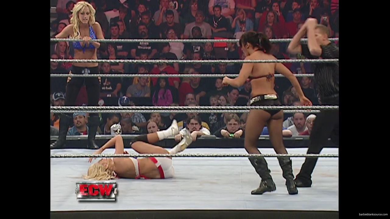 WWE_ECW_11_13_07_Kelly_Michelle_vs_Layla_Melina_mp41321.jpg