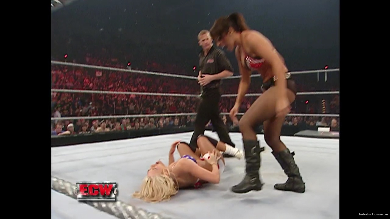 WWE_ECW_11_13_07_Kelly_Michelle_vs_Layla_Melina_mp41323.jpg