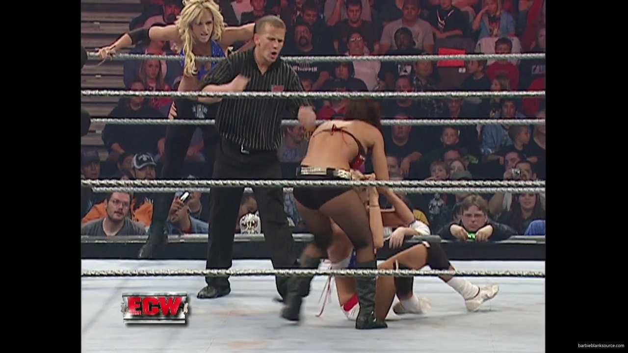 WWE_ECW_11_13_07_Kelly_Michelle_vs_Layla_Melina_mp41325.jpg