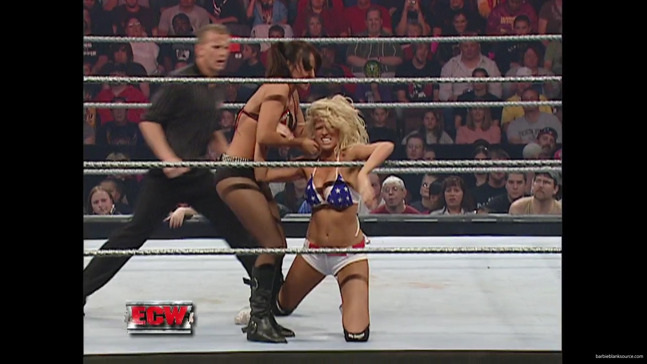 WWE_ECW_11_13_07_Kelly_Michelle_vs_Layla_Melina_mp41327.jpg