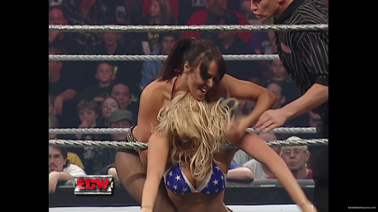 WWE_ECW_11_13_07_Kelly_Michelle_vs_Layla_Melina_mp41330.jpg