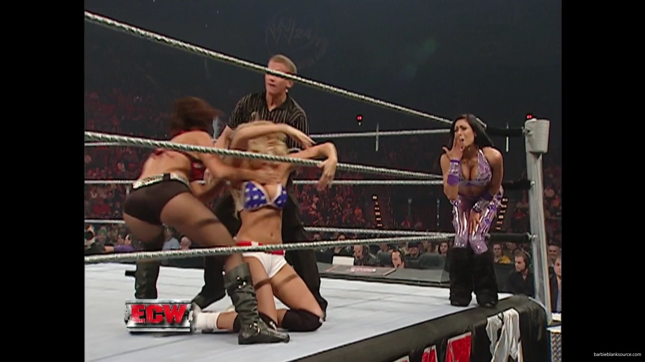 WWE_ECW_11_13_07_Kelly_Michelle_vs_Layla_Melina_mp41333.jpg