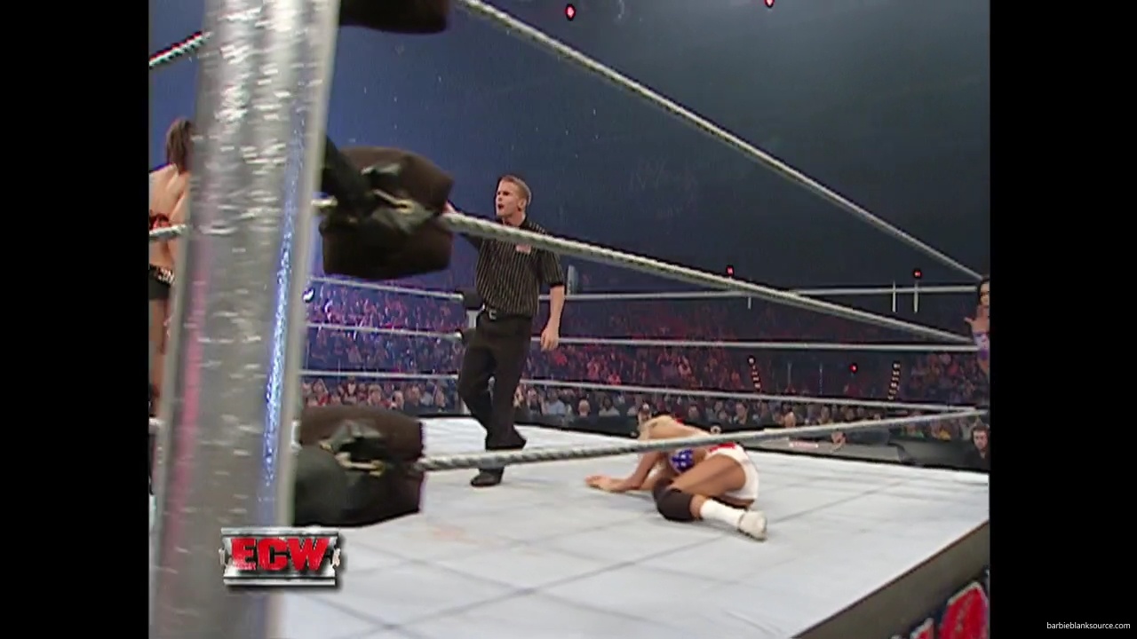 WWE_ECW_11_13_07_Kelly_Michelle_vs_Layla_Melina_mp41335.jpg