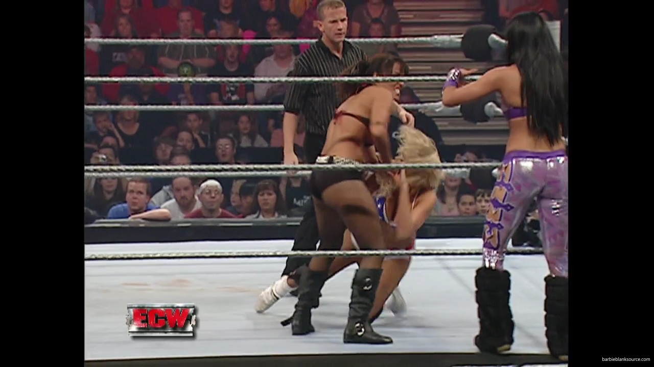 WWE_ECW_11_13_07_Kelly_Michelle_vs_Layla_Melina_mp41339.jpg