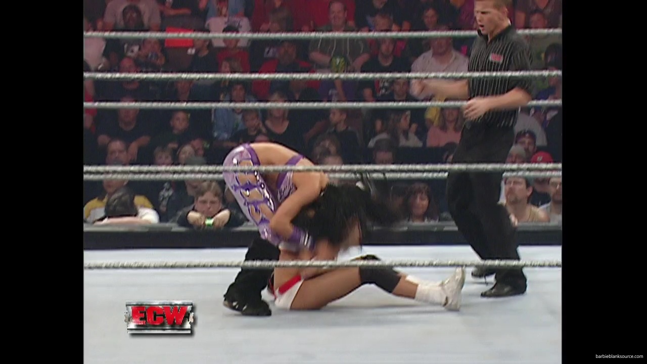 WWE_ECW_11_13_07_Kelly_Michelle_vs_Layla_Melina_mp41354.jpg