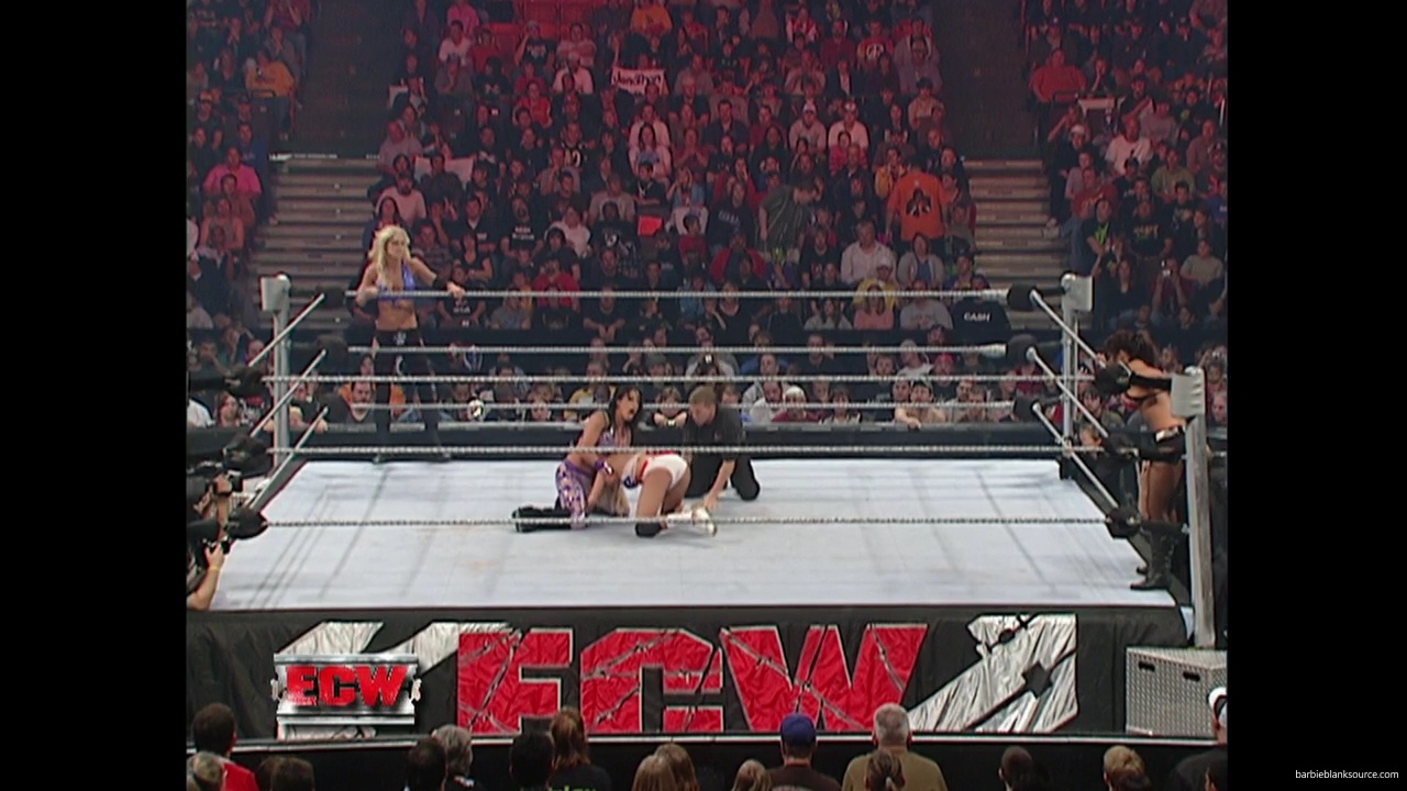 WWE_ECW_11_13_07_Kelly_Michelle_vs_Layla_Melina_mp41359.jpg