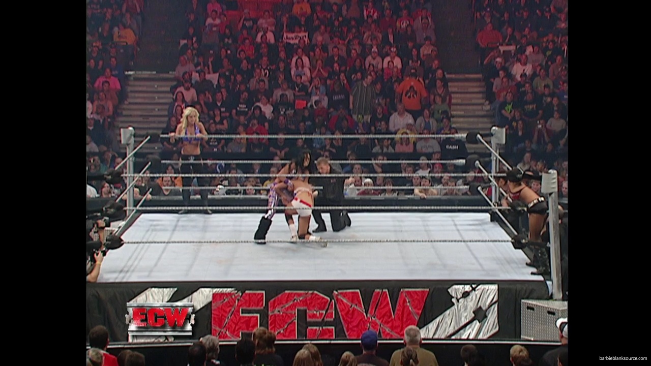 WWE_ECW_11_13_07_Kelly_Michelle_vs_Layla_Melina_mp41361.jpg