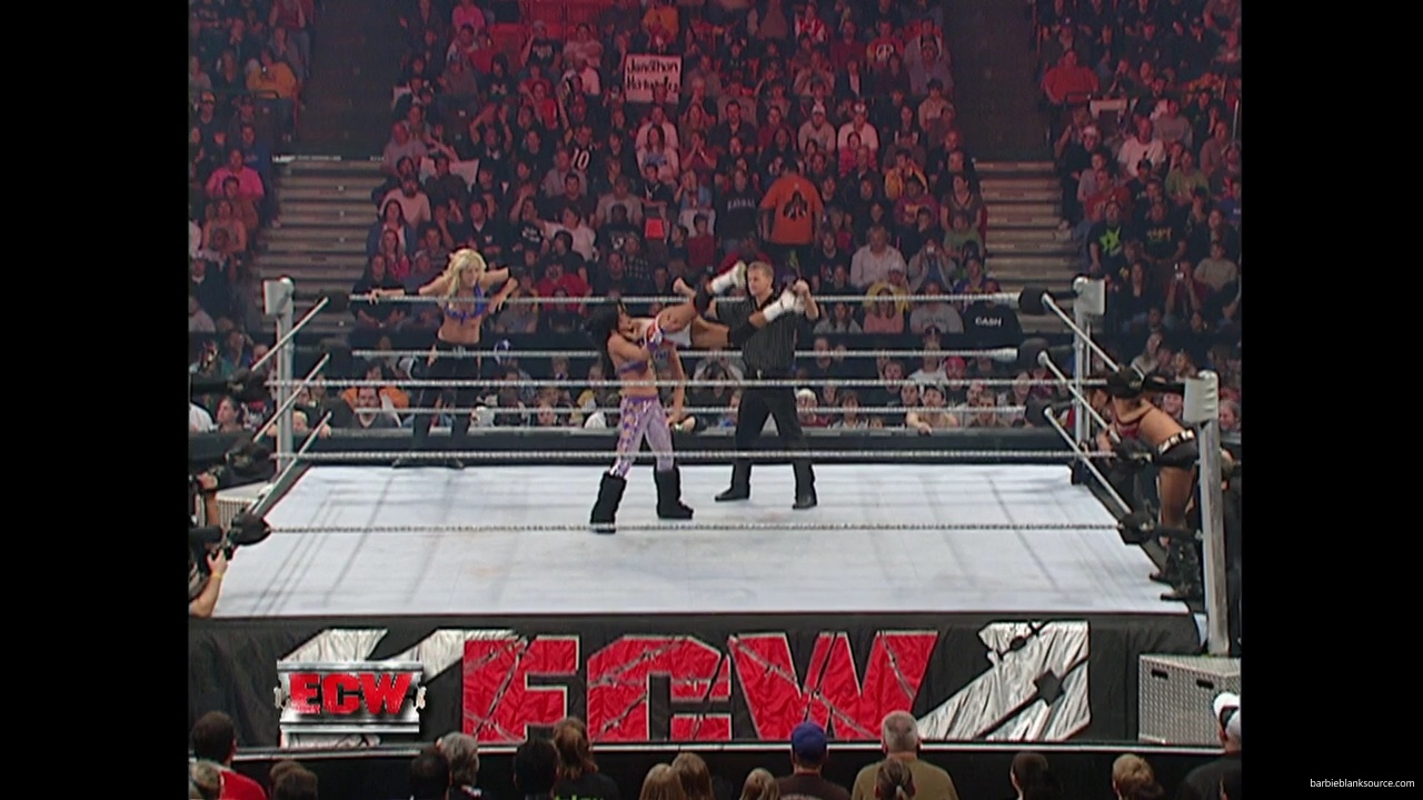 WWE_ECW_11_13_07_Kelly_Michelle_vs_Layla_Melina_mp41365.jpg