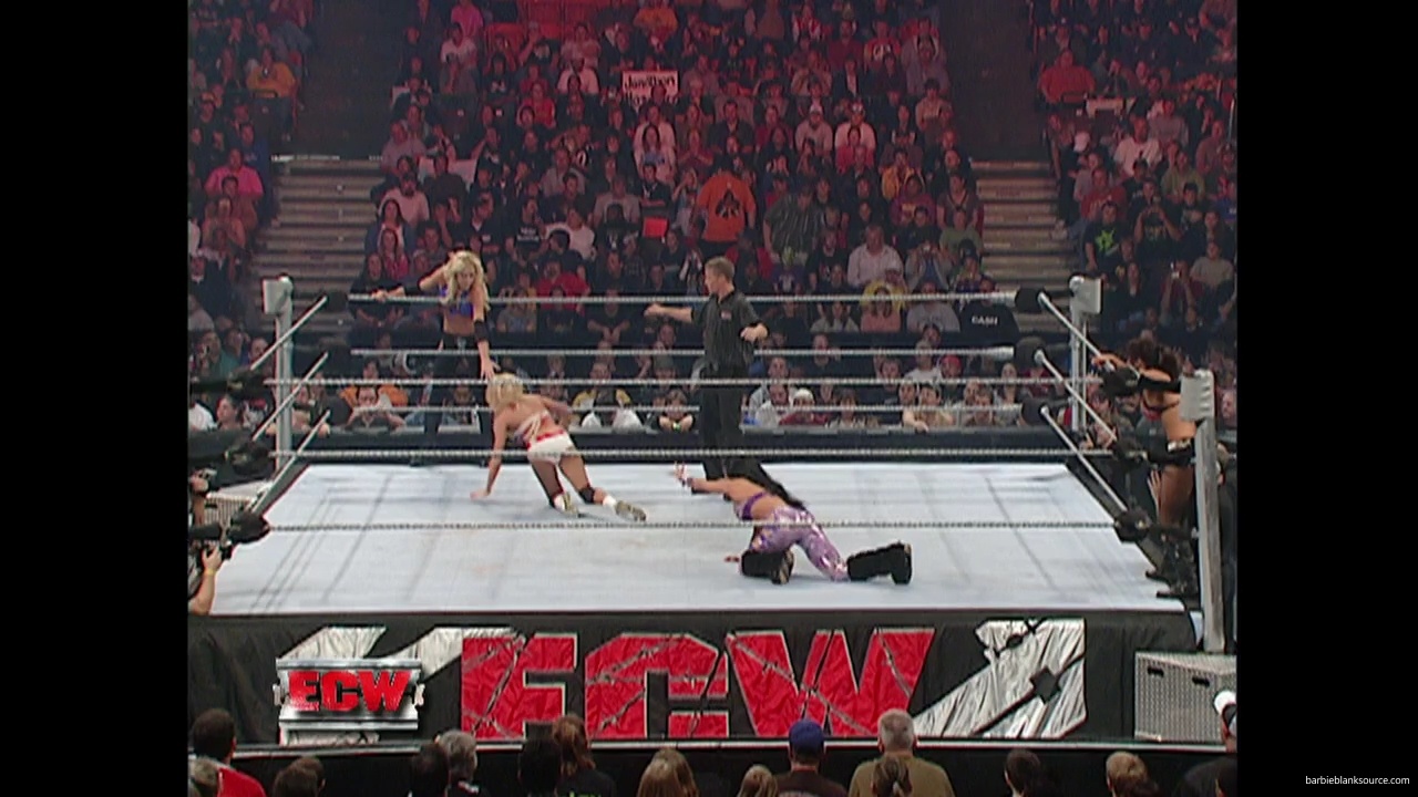 WWE_ECW_11_13_07_Kelly_Michelle_vs_Layla_Melina_mp41368.jpg