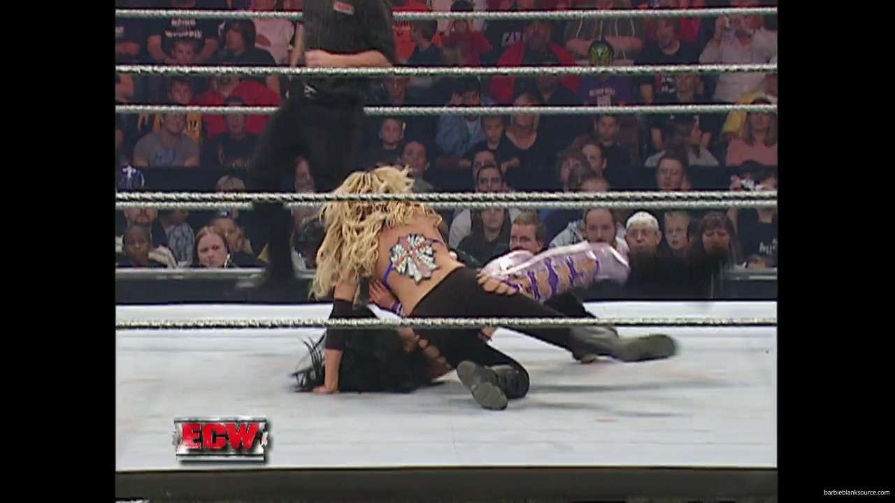 WWE_ECW_11_13_07_Kelly_Michelle_vs_Layla_Melina_mp41382.jpg