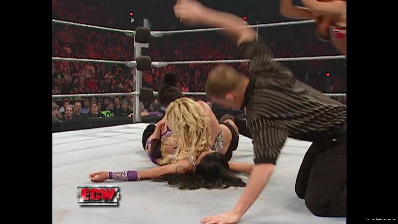 WWE_ECW_11_13_07_Kelly_Michelle_vs_Layla_Melina_mp41384.jpg