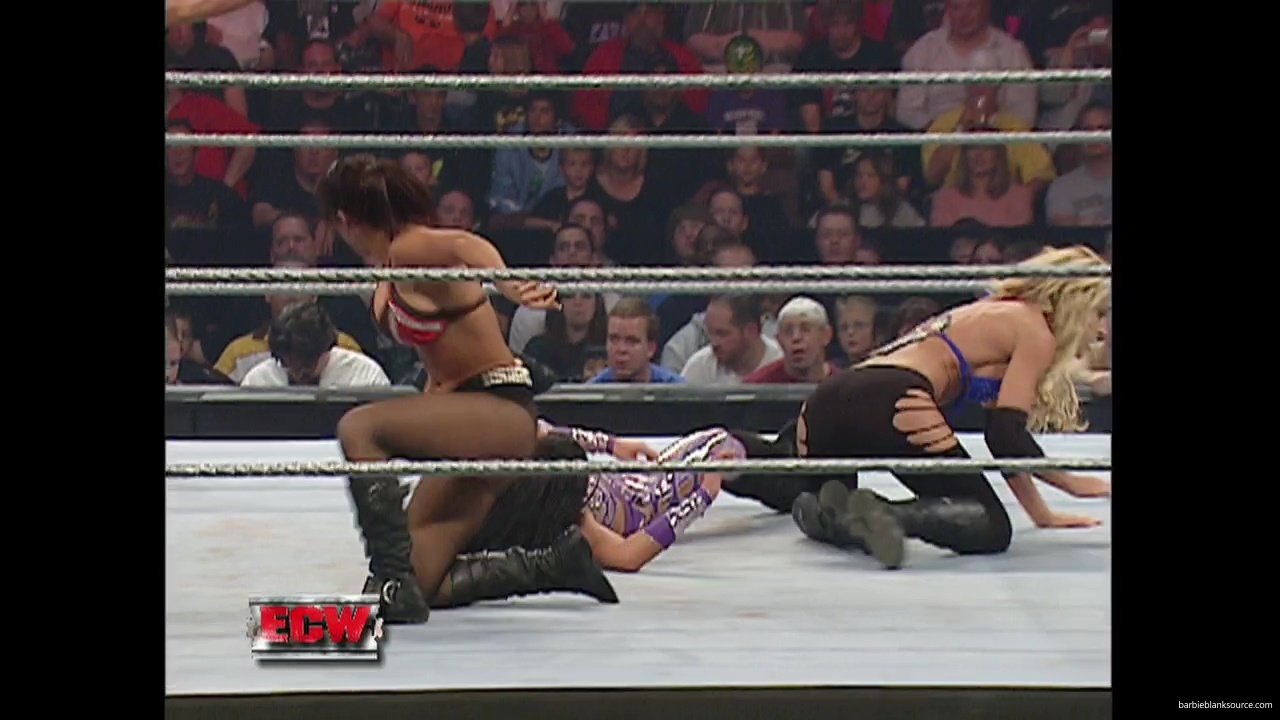 WWE_ECW_11_13_07_Kelly_Michelle_vs_Layla_Melina_mp41386.jpg
