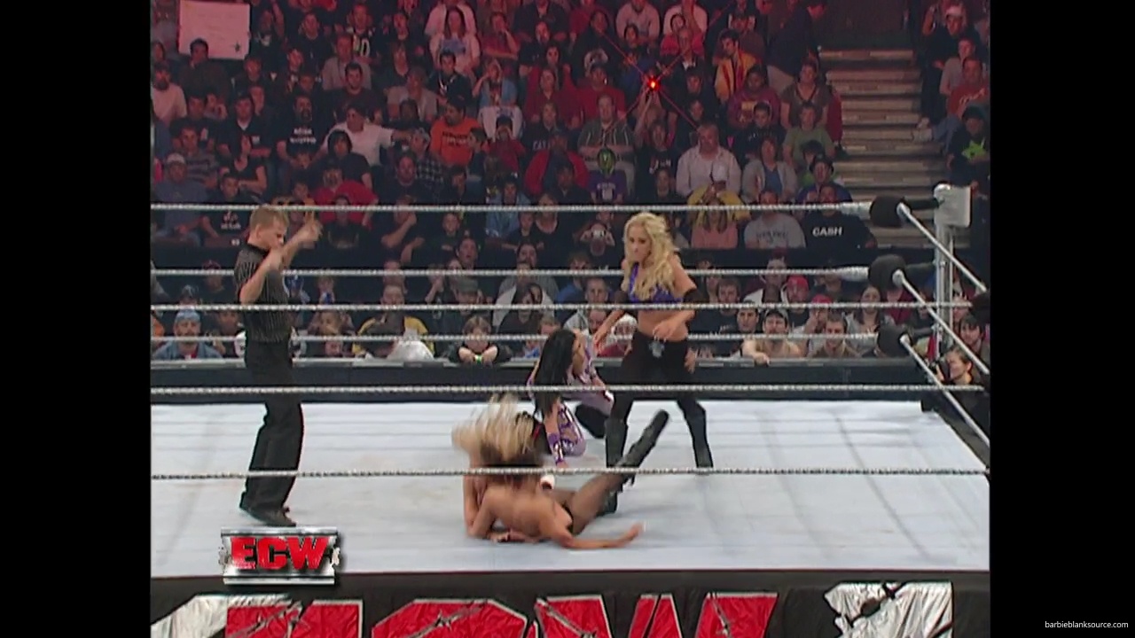 WWE_ECW_11_13_07_Kelly_Michelle_vs_Layla_Melina_mp41388.jpg