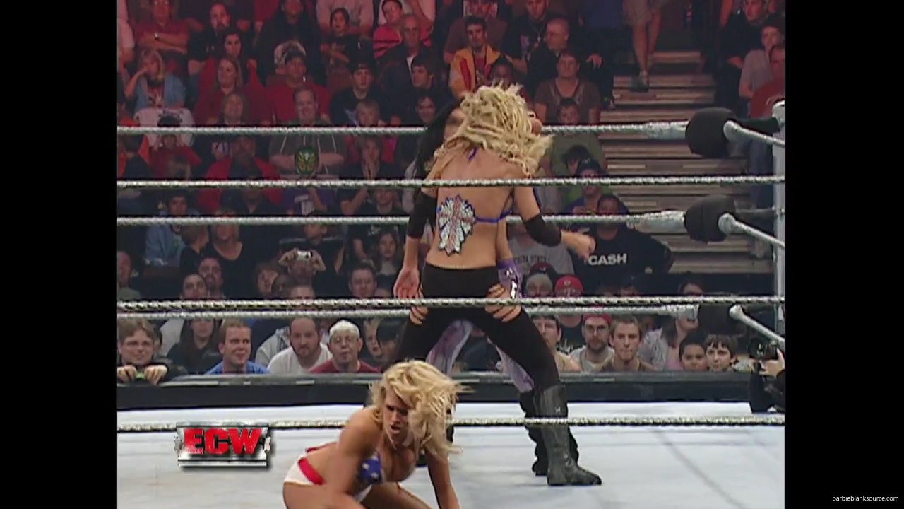 WWE_ECW_11_13_07_Kelly_Michelle_vs_Layla_Melina_mp41392.jpg