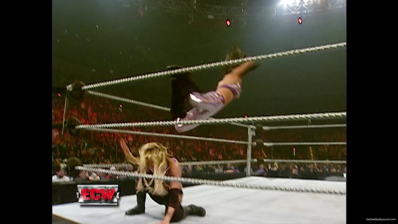 WWE_ECW_11_13_07_Kelly_Michelle_vs_Layla_Melina_mp41398.jpg