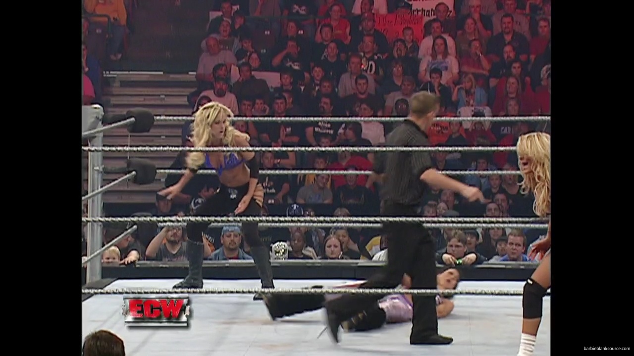 WWE_ECW_11_13_07_Kelly_Michelle_vs_Layla_Melina_mp41399.jpg